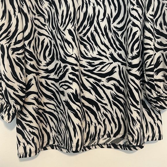 Halogen Hidden Button Long Sleeve Blouse in Black Feather Tiger, Large - Picture 4 of 10